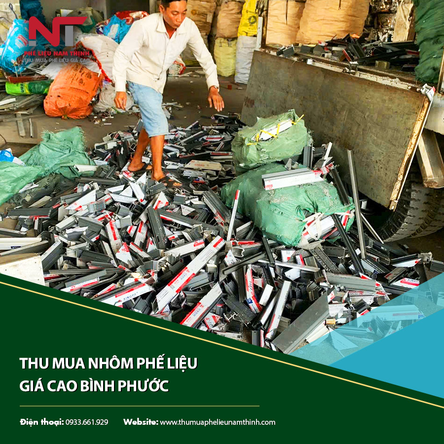 Nhân viên thu mua nhôm phế liệu chuyên nghiệp, thân thiện.